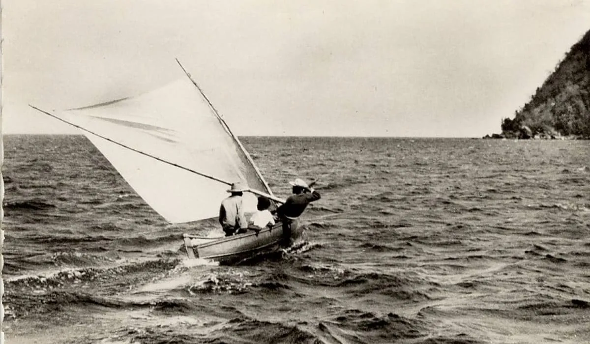 Le gommier de pêche, ancêtre de la yole: c'est de ce monde de la mer qu'est né le Tour.
