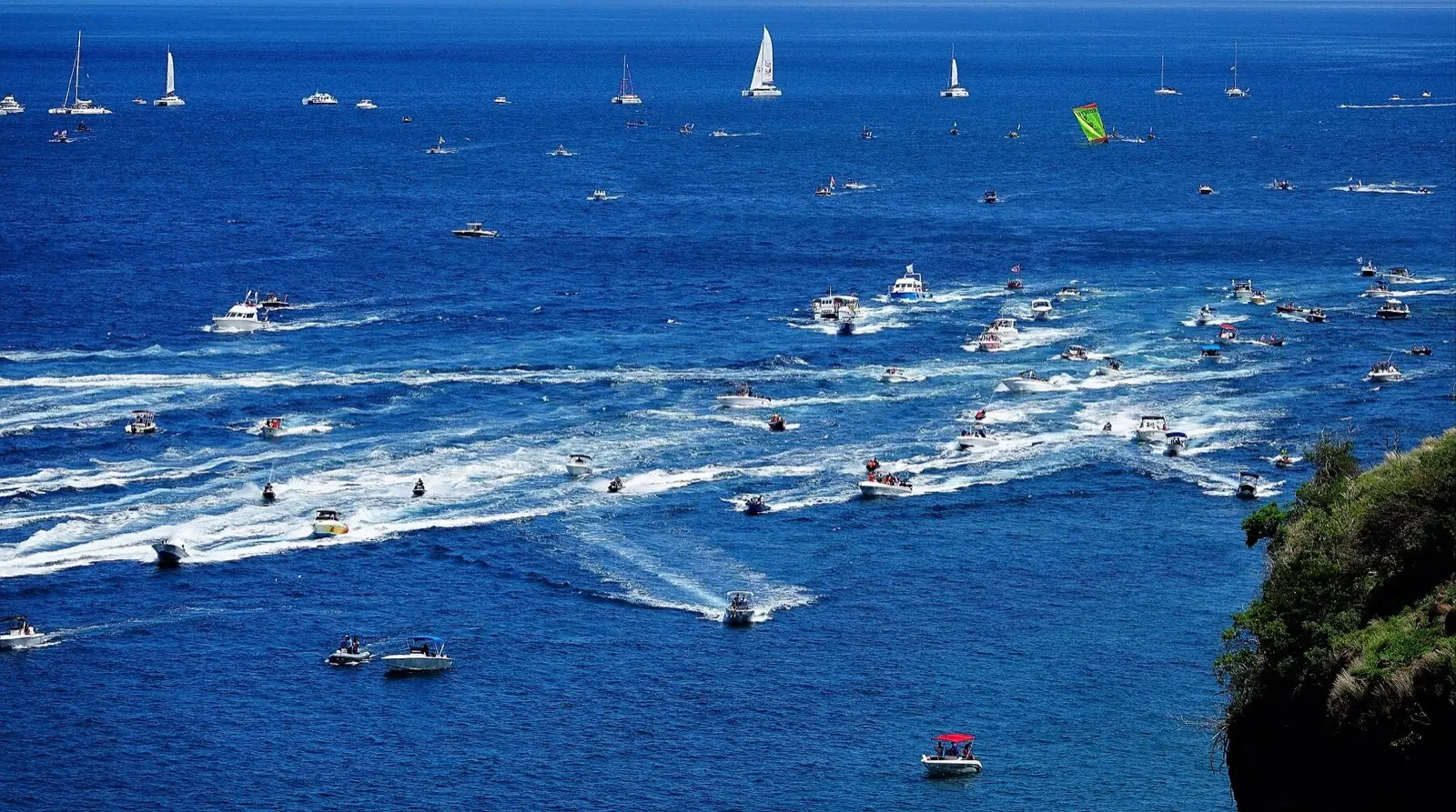 Derrière chaque yole, une armada : des centaines de bateaux accompagnateurs suivent la flotte d'étape en étape.