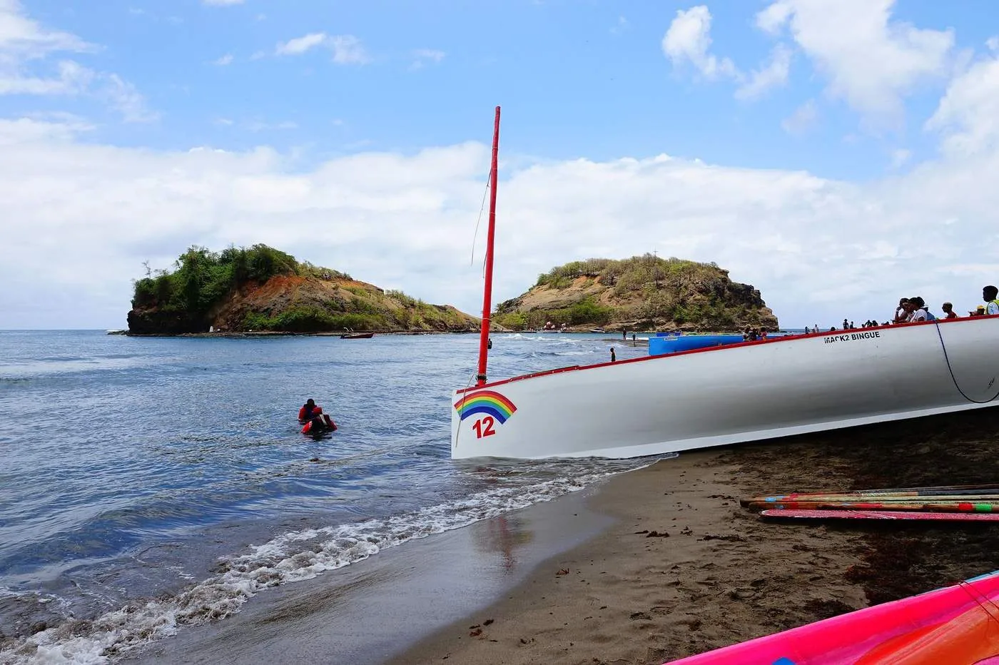 Une yole ronde traditionnelle sur le littoral de la Martinique