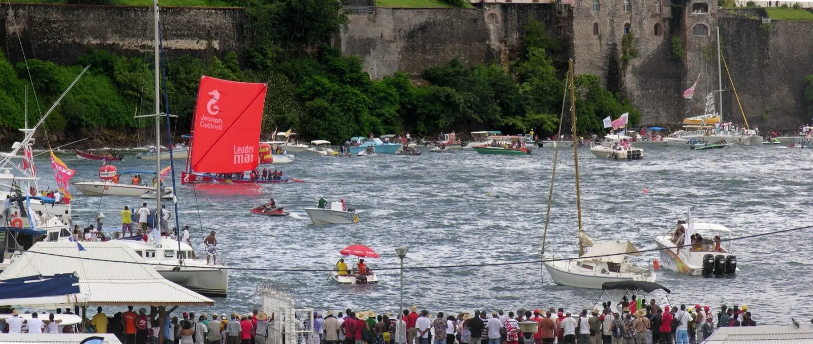 Une arrivée d'étape devant la foule massée sur le quai : le Tour est d'abord une fête populaire de bord de mer.