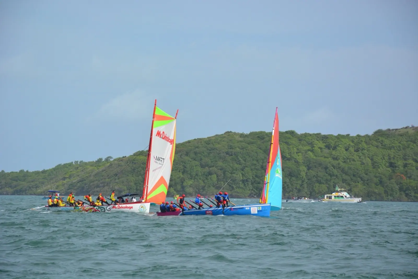 Deux yoles bord à bord : c'est sur ces duels de quelques longueurs que se jouent les secondes d'une étape.