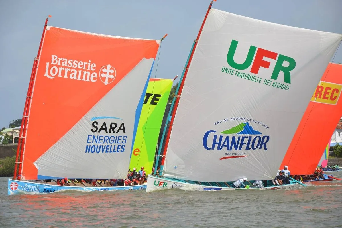 Une yole ronde sous voile pendant le Tour de la Martinique