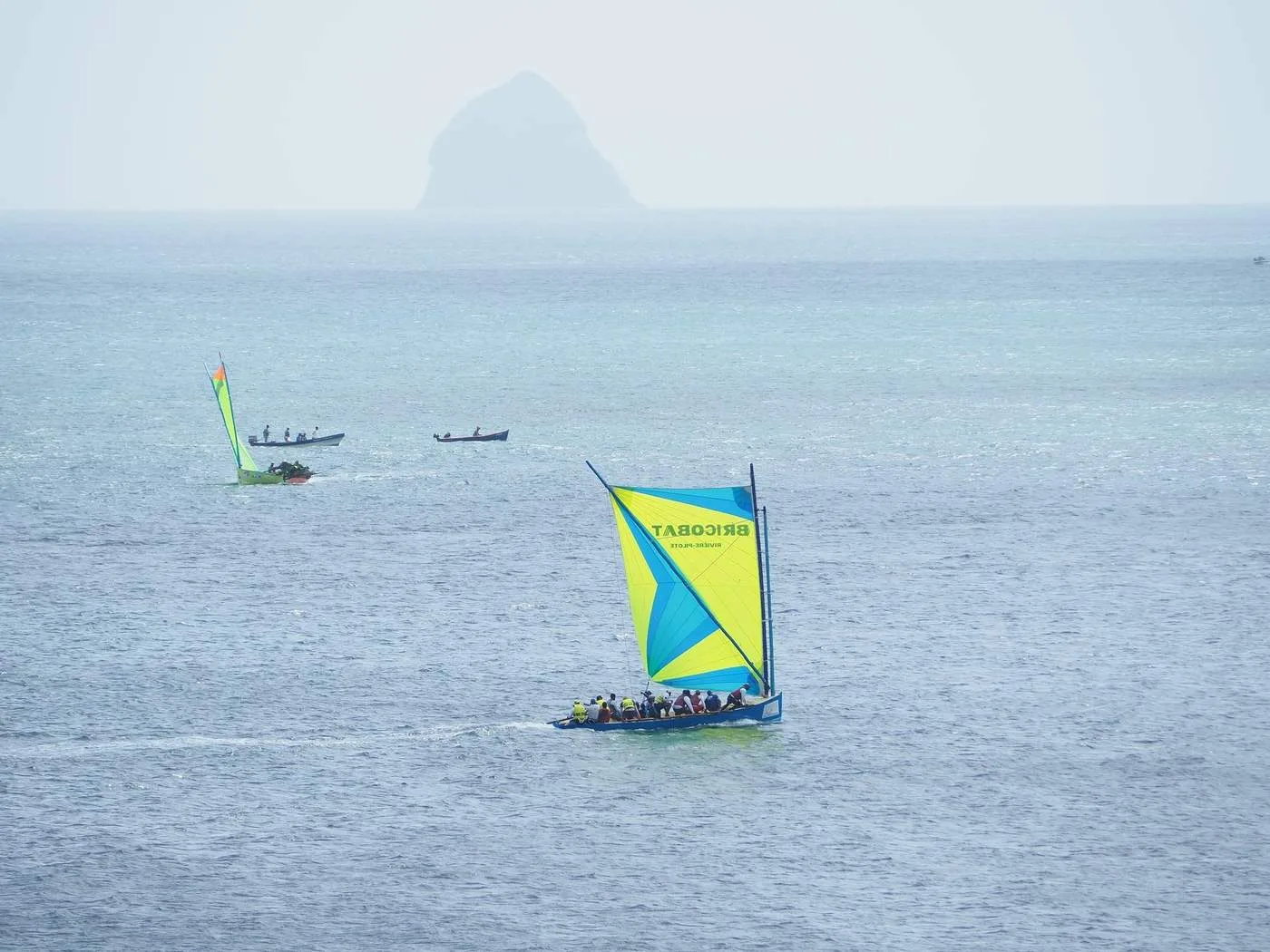 Équipage de yole ronde au large de la Martinique